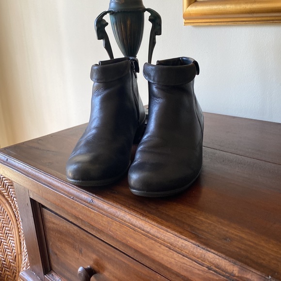 Very cute and comfortable Ecco black bootie. - Picture 2 of 10